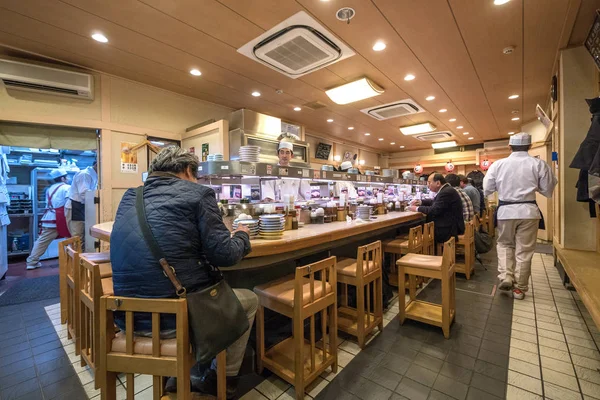 Kioto Japonia Marzec 2017 Ludzie Mający Obiad Wewnątrz Popularnej Restauracji — Zdjęcie stockowe