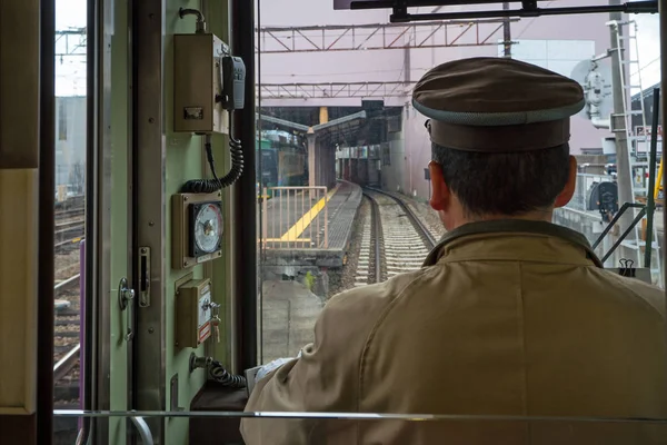 Kyoto, Japonya'ya gelen Tramvay Hattı'ndaki sürücü.