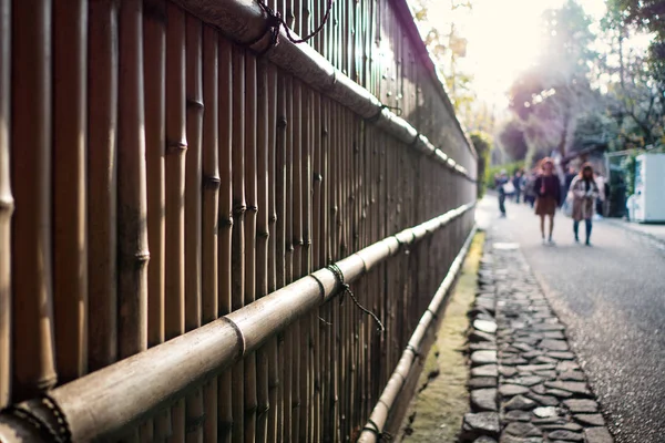 Bamboo Forest Path Met Mensen Uit Focus Achtergrond Kyoto Japan — Stockfoto