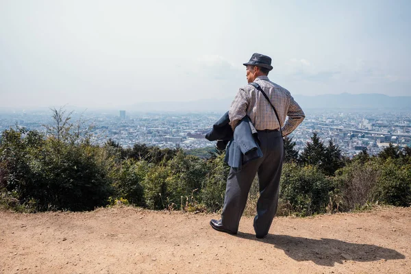 Kyoto Japan Circa Maart 2017 Senior Man Met Rust Kijken — Stockfoto