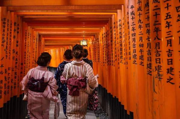 Kyoto Japonya Mart 2017 Fushimi Inari Tapınağı Nın Içindeki Geyşa — Stok fotoğraf