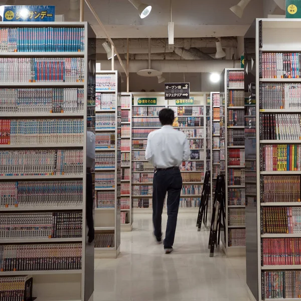 Tokyo Japão Março 2017 Homem Caminhando Dentro Internet Cafe Alojamento — Fotografia de Stock