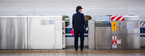 2017年3月 鉄道駅の管制官 新幹線 年間1億5100万人の乗客を運ぶ世界で最も忙しい高速鉄道 — ストック写真