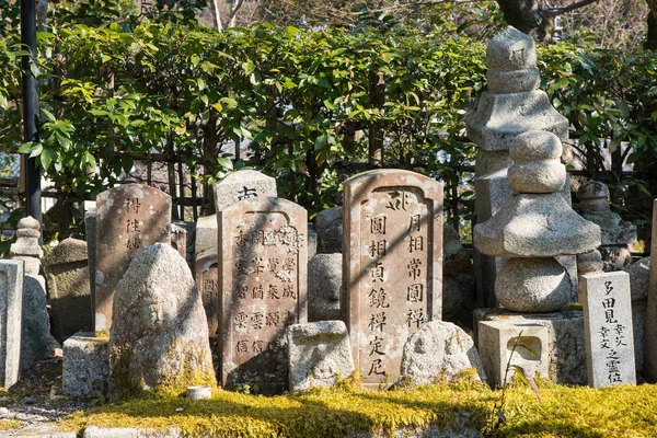 Mezar Taşı Arka Planda Arashiyama Kyoto Japonya — Stok fotoğraf