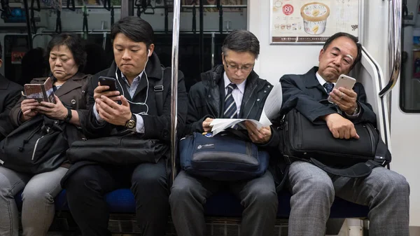 2017年3月 人们使用智能手机在地铁车厢 而骑马 现代社会中缺乏沟通的观念 — 图库照片