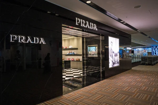 2017年3月頃 成田空港内プラダ店 プラダS マリオプラダによって1913年に設立されたイタリアの高級ファッションハウスです — ストック写真