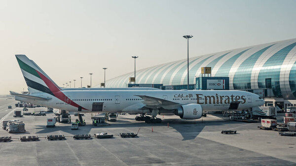 Дубай, ОАЭ - CIRCA MARCH, 2017: Emirates airplane in Dubai airport. Международный аэропорт Дубая - международный аэропорт, обслуживающий Дубай. Является крупным авиаузлом на Ближнем Востоке
.