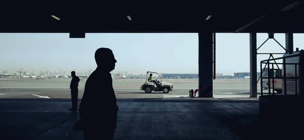 Silhouette Delle Persone Che Lavorano Aeroporto — Foto Stock