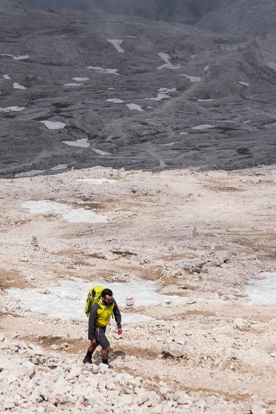 Άνθρωπος Περπατάει Στο Οροπέδιο Πεζοπορία Στα Βουνά Των Δολομιτών Ιταλία — Φωτογραφία Αρχείου