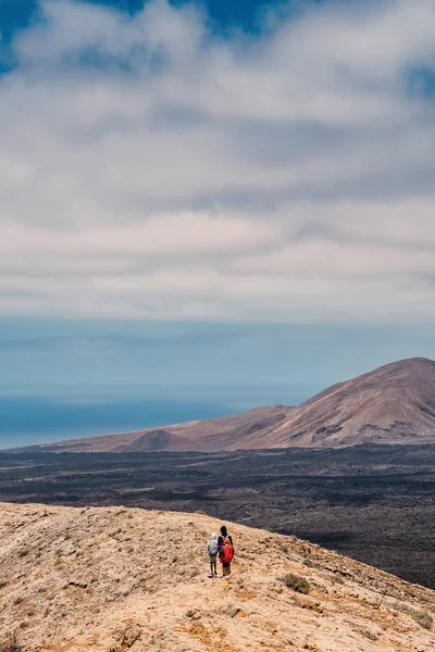 Lanzarote adasındaTimanfaya parkı içinde Krater üzerinde yürüyen insanlar. Kanarya Adaları, İspanya, Avrupa. 