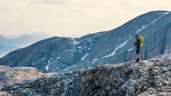 Muž, který dělá túry přes Dolomitité hory, Itálie. — Stock fotografie