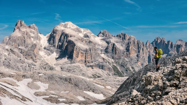 Vista panorâmica do homem caminhando no planalto. Dolomitas montanhas, I — Fotografia de Stock