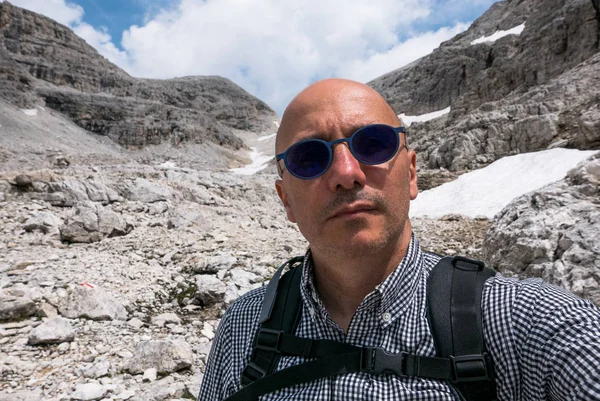 Мужской портрет среднего возраста на Доломитовых горах, Италия . — стоковое фото