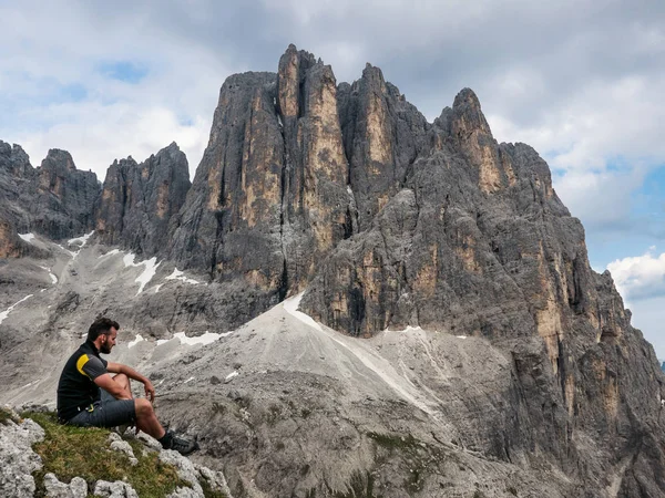 Homem Relaxante Depois Trekking Com Montanhas Dolomitas Fundo Itália — Fotografia de Stock