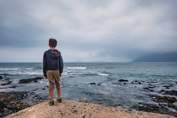 Young Kid Looking Panorama Beach Atlantic Coast Lanzarote Canary Islands — Stock Photo, Image