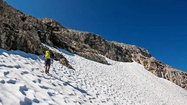 ドロミテ山脈をトレッキングする男の背面図 イタリア — ストック写真
