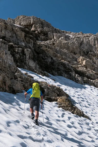 Widok Tyłu Człowieka Trekking Dolomitach Włochy — Zdjęcie stockowe