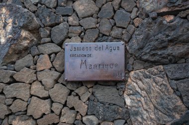 Lanzarote, İspanya - Circa Haziran, 2017: Jameos del Agua metal plaka, Lanzarote, Kanarya Adaları, İspanya.