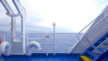 Arka planda deniz ile Feribot güverte görünümü. 