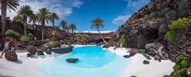 Lanzarote, İspanya: Yaklaşık Haziran, 2017: volkanik ziyaret insanlar teslim olup Jameos del Agua, 1966 yılında mimar Manrique tarafından oluşturulmuş.