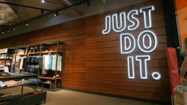 Berlin, Almanya - Temmuz, 2017 yaklaşık: İşareti Nike mağaza içinde sadece Do It. Nike spor ayakkabı ve giyim dünyanın en büyük tedarikçilerinden biri var. Şirket 25 Ocak 1964 tarihinde kurulmuştur. 