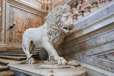 Caserta, İtalya - Ağustos, 2017: İtalya'da eski bir kraliyet konutu olan Caserta Kraliyet Sarayı'nın içindeki mermer aslan heykeli. 