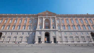 Reggia di Caserta Kraliyet Sarayı cephe ve Bahçeleri. Caserta, İtalya. 