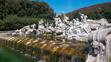 Caserta Kraliyet Sarayı parkında heykel ve çeşme Mermer grubu, İtalya