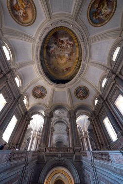 Caserta, İtalya - Ağustos, 2017: Palazzo Reale'deki ana merdiven. 18. yüzyılda Avrupa'da inşa edilen en büyük saraydı..