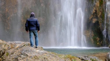 Şelaleye bakan adamın arka görünümü, Plitvice Gölleri Milli Parkı, Hırvatistan