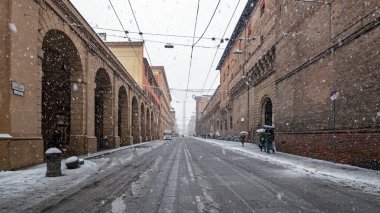 Şehir merkezinde kar. Bologna, İtalya.