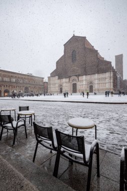 Piazza (kare) Maggiore kış aylarında kar altında. Bologna, İtalya. 