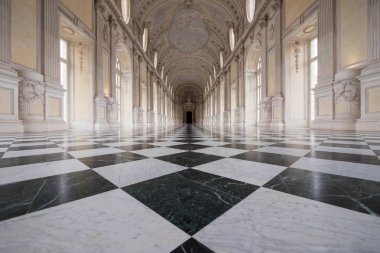 Torino, İtalya - Circa Şubat, 2018: Venaria Kraliyet Sarayı Diana Galerisi içinde fayans desen zemin - Reggia Venaria. Savoy ailesinin eski kraliyet konutuydu..