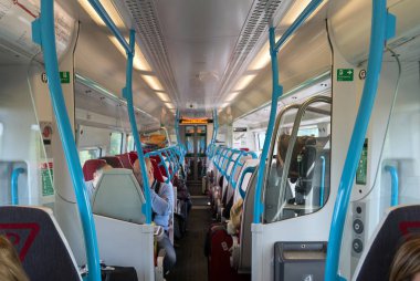 Londra, Birleşik Krallık - Mayıs 2018: Gatwick Ekspres tren iç görünümü. 