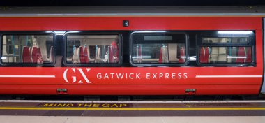 LONDRA, BİRLİK KINGDOM - CIRCA MAYIS, 2018: Gatwick Ekspres treni boşluk işareti ile. Gatwick Express, Londra Victoria ve Gatwick Havaalanı arasında bulunan yüksek frekanslı bir demiryolu yolcu servisidir..