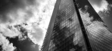 Londra - Circa Mayıs, 2018: Shard bina ve uçak. 2012 yılında inşa edilen ve 306 metre yüksekliğinde olan Shard, şu anda Avrupa'nın en yüksek binasıdır. Siyah beyaz film tahıl etkisi.