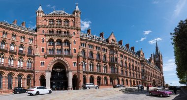 Londra - Mayıs 2018: St Pancras Tren İstasyonu'nun dış görünümü