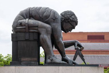 Londra - Circa Mayıs 2018: Newton, heykeltıraş Eduardo Paolozzi tarafından 1995 yapımı bir eserdir. Büyük bronz heykel Londra'da İngiliz Kütüphanesi dışında meydanda yüksek bir kaide üzerinde görüntülenir.