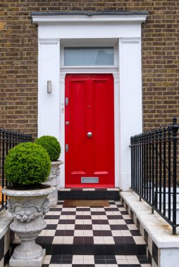 Londra'da kırmızı kapılı bina.