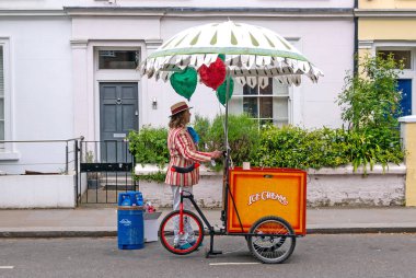 Londra - Haziran, 2018: Notting Hill sokakta dondurma satıcısı.