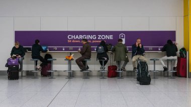 Londra - Circa Mayıs 2018: Gatwick Uluslararası Havaalanı Şarj bölgesi iç görünümü.