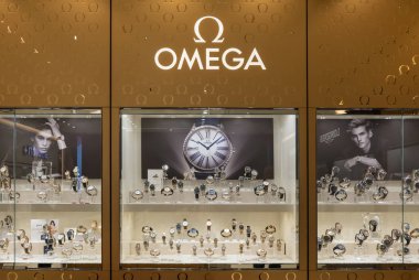 Omega saatler mağaza penceresinde, ön görünüm