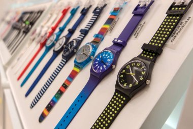 Mağaza rafında Swatch saatler, yakın çekim