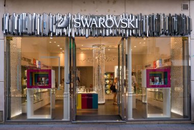 Sevilla, İspanya - Haziran 2018: Swarovski kristal kuyumcu. Swarovski Avusturyalı bir şirkettir..