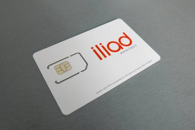 Bologna, İtalya - Kasım, 2018: Iliad sim kart. İlyada, zaten Fransa'da Free Mobile olarak mevcut, İtalya'da yeni ve dördüncü cep telefonu operatörü.