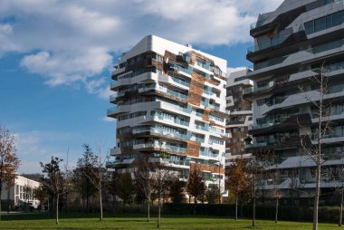 Citylife Hadid Residences mavi bulutlu gökyüzü, Milano, İtalya ile binalar