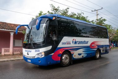 Vinales, Küba - Mart 2019: Transtur Habana Otobüs şehir merkezinde. 
