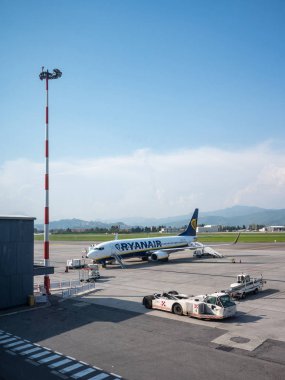 İstanbul, Türkiye - Nisan 2018: Sabiha Gökçen Uluslararası Havalimanı'nda Ryanair Jet uçağına binen yolcular. Ryanair dünyanın en büyük düşük maliyetli havayolu şirketidir.