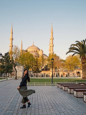 Mavi Cami 'nin önündeki genç Çinli turist kadın. İstanbul, Türkiye