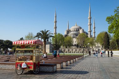 İstanbul, Türkiye - Çerkezköy Nisan 2018: Arka planda Sultanahmet Camii ile geleneksel gıda satıcısı.
